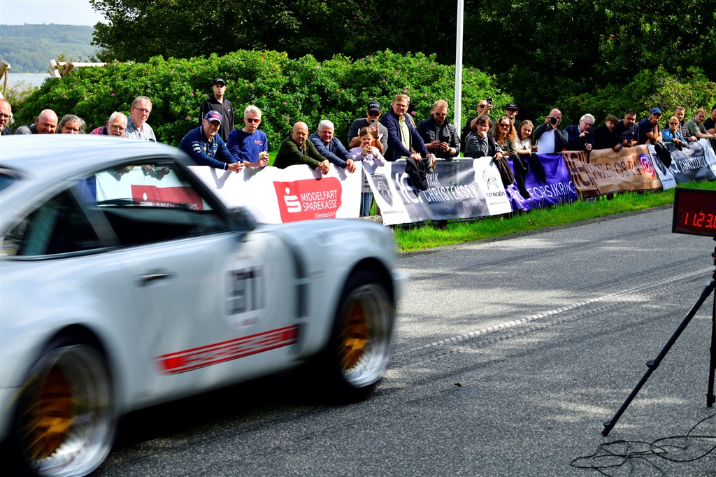 Der dufter af olie, benzin og dækrøg, når bilerne starter op ad bjerget fra Ibæk Strandvej – et fint sted at overvære Munkebjerg Hill Climb.
(Foto: Michael Eisenberg)